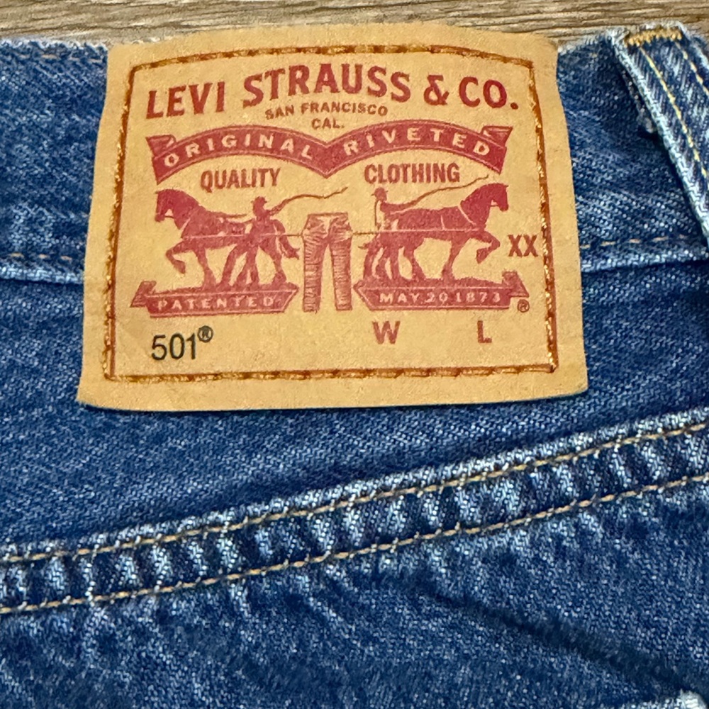 Levi's Classic Women’s 501 Blue Frayed Jean Shorts - Picture 6 of 6